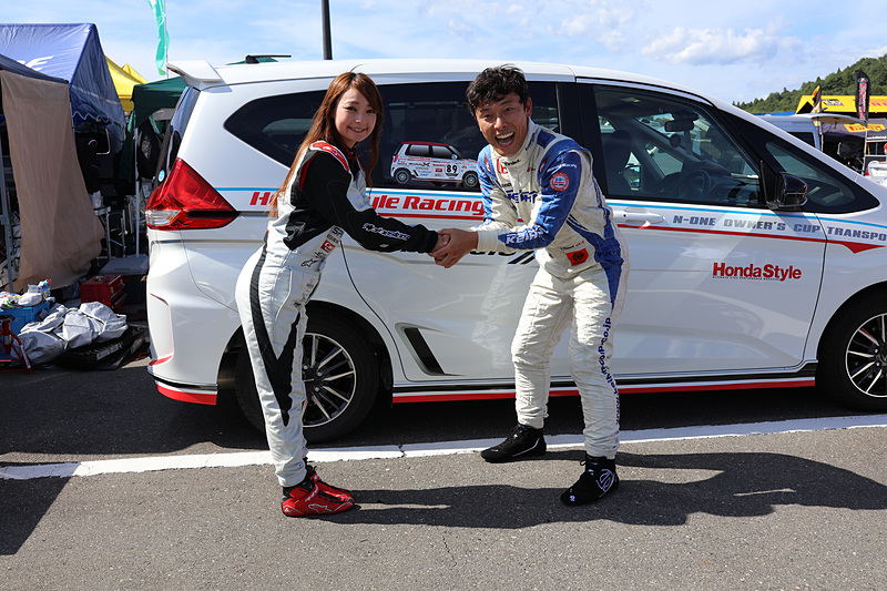決勝でクリーンなバトルを繰り広げた17号車「こにわ」さんと互いの健闘を称え合う安藤選手