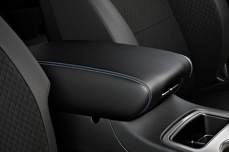 ステアリングやアームレスト類にブルーステッチが施される