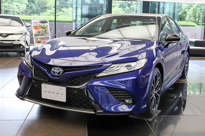 カムリ WSのエクステリア。ボディサイズは4910×1840×1445mm（全長×全幅×全高）、ホイールベースは2825mm。タイヤサイズは234/45 R18で、撮影車はオプションの切削光輝＋ブラック塗装の専用アルミホイールを装着。ボディカラーはアティチュードブラックマイカ×ダークブルーマイカメタリックのツートーン