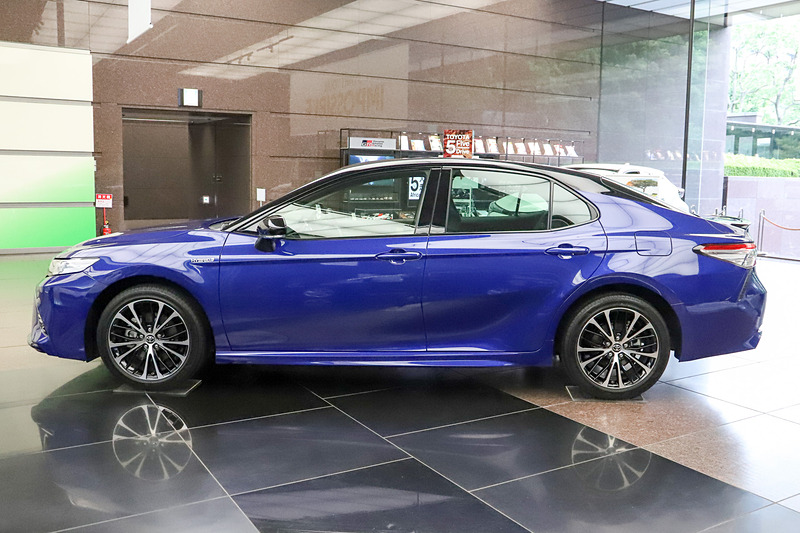 カムリ WSのエクステリア。ボディサイズは4910×1840×1445mm（全長×全幅×全高）、ホイールベースは2825mm。タイヤサイズは234/45 R18で、撮影車はオプションの切削光輝＋ブラック塗装の専用アルミホイールを装着。ボディカラーはアティチュードブラックマイカ×ダークブルーマイカメタリックのツートーン