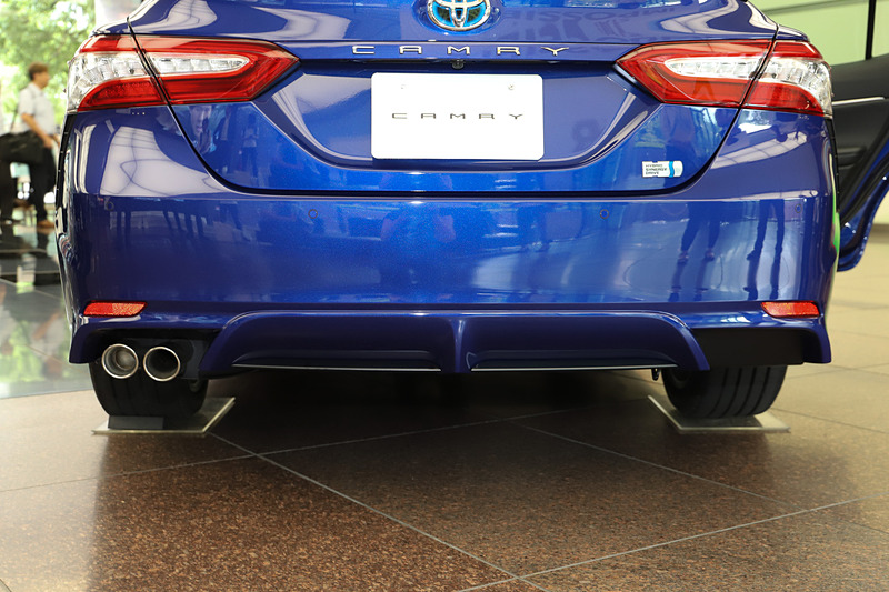 リアエンドではリアスポイラーや左側2本出しのマフラーカッターを設定。中央のくぼみはディフューザーでははなく、デザインとのこと