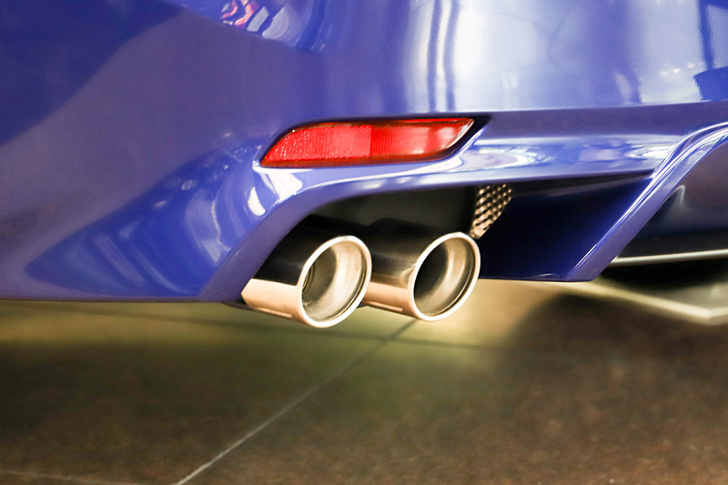 リアエンドではリアスポイラーや左側2本出しのマフラーカッターを設定。中央のくぼみはディフューザーでははなく、デザインとのこと