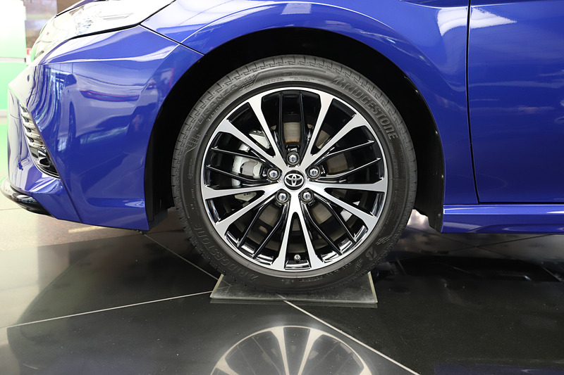 カムリ WSのエクステリア。ボディサイズは4910×1840×1445mm（全長×全幅×全高）、ホイールベースは2825mm。タイヤサイズは234/45 R18で、撮影車はオプションの切削光輝＋ブラック塗装の専用アルミホイールを装着。ボディカラーはアティチュードブラックマイカ×ダークブルーマイカメタリックのツートーン