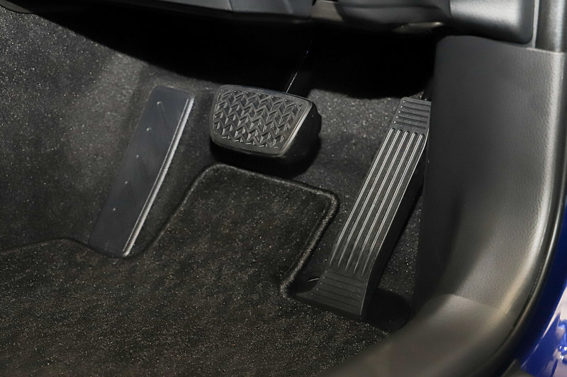 アクセルペダルはオルガン式