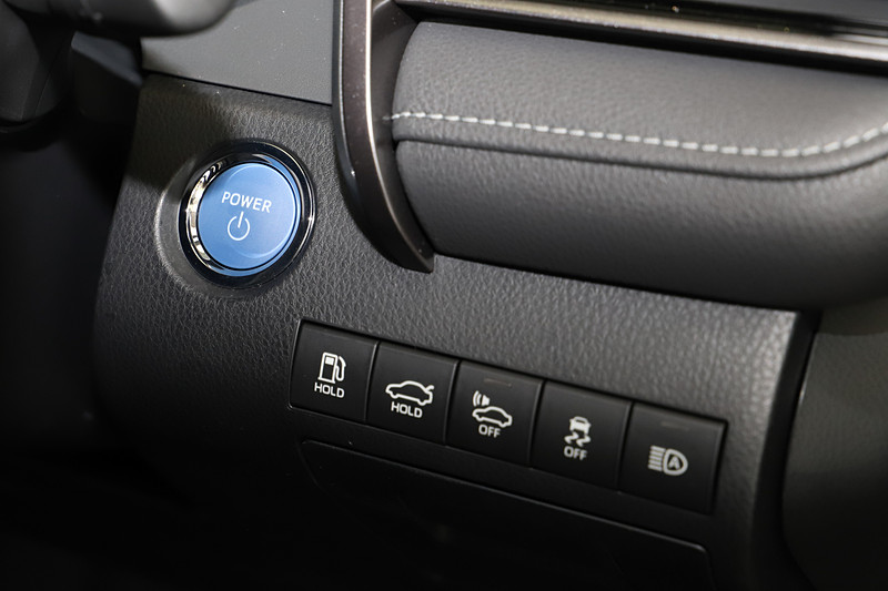 プッシュスタートボタンまわりのスイッチ類