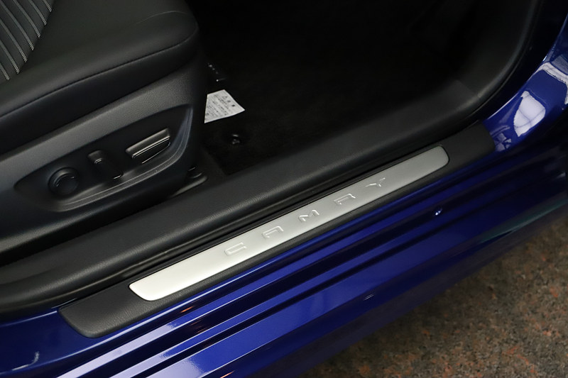 サイドシルプレートは車名入り