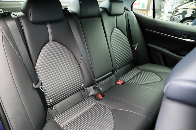 シートは合成皮革×ファブリックの専用表皮を採用