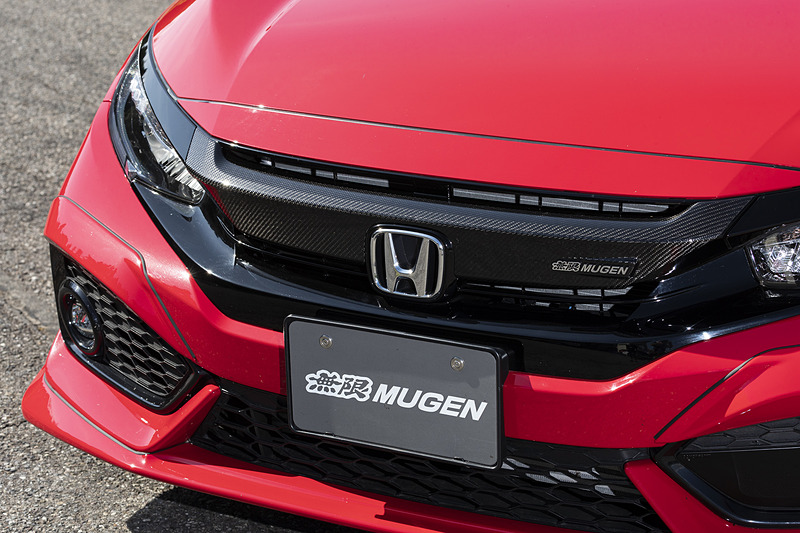 無限エンブレムを備えた特徴的な「カーボンフロントグリルガーニッシュ」（9万6120円）のほか、ABS製の「フロントバンパーガーニッシュ」（4万2120円）や「フロントアンダースポイラー」（6万3720円）なども装着