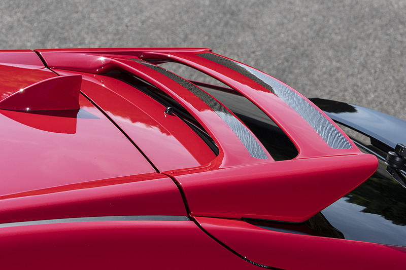 FRP製で2段スタイルの「テールゲートスポイラー」（9万1800円）は、一部にウェットカーボンを使用している