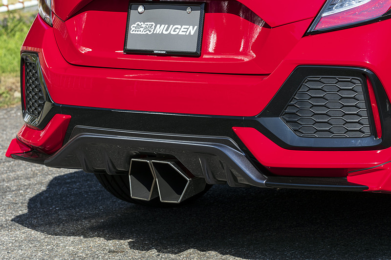 取材時は「開発中」だった「スポーツエキゾーストシステム」（18万9000円）は8月31日に正式発表された。ABS製の「リアアンダースポイラー」（7万7760円）はセンター部分がディフューザー形状になっている