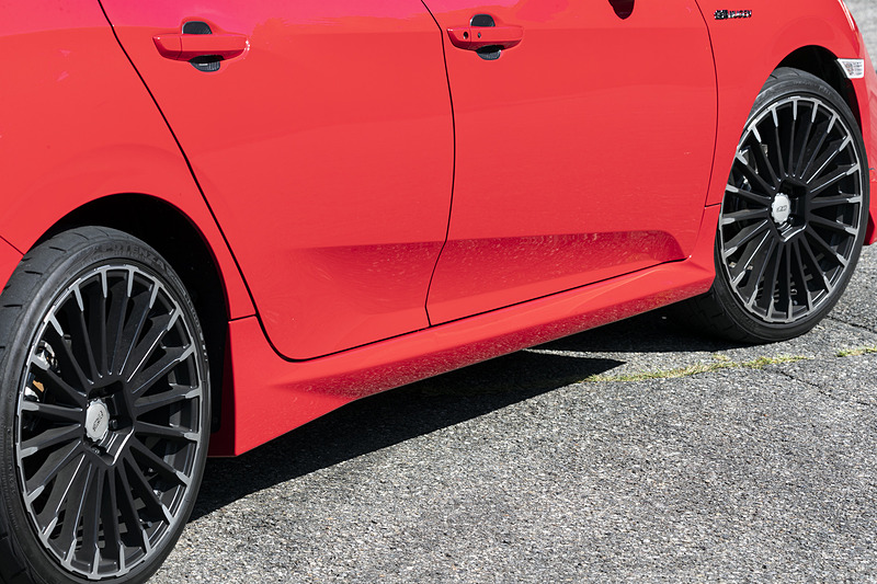 純正装着のサイドシルガーニッシュを外して交換装着するABS製の「サイドスポイラー」。左右セットで9万1800円