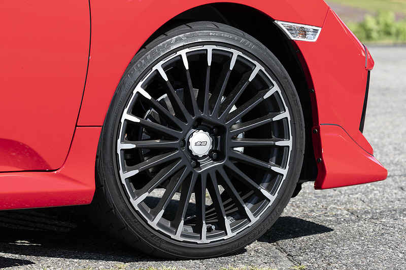 「フラットブラックミラーフェイス」と呼ばれる2トーン仕様の19インチアルミホイール「MDC」は、4本セットで21万1680円