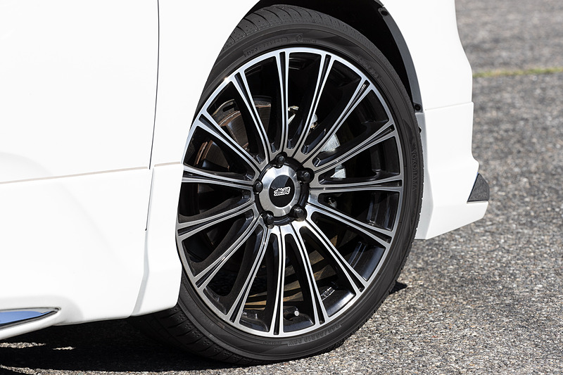 オデッセイ専用サイズとなる19インチの「MDA」アルミホイールは4本セットで20万3040円