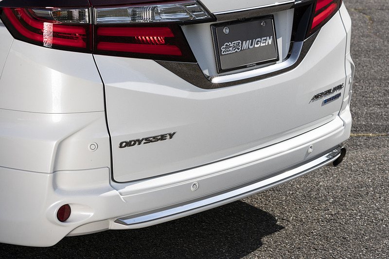 「リアアンダースポイラー」（未塗装6万4800円、カラード仕上げ6万8040円）の装着車専用品となる「スポーツエキゾーストシステム」（15万1200円）は、オールステンレス製でφ90mmのスラントカットタイプフィニッシャーを採用