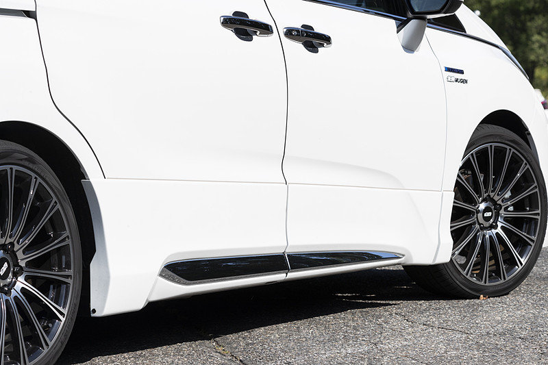 大型のメッキガーニッシュで存在感をアピールする「サイドガーニッシュ」は標準仕様のドアロアガーニッシュとの交換装着品。左右セットで価格は未塗装が10万5840円、カラード仕上げが11万6640円