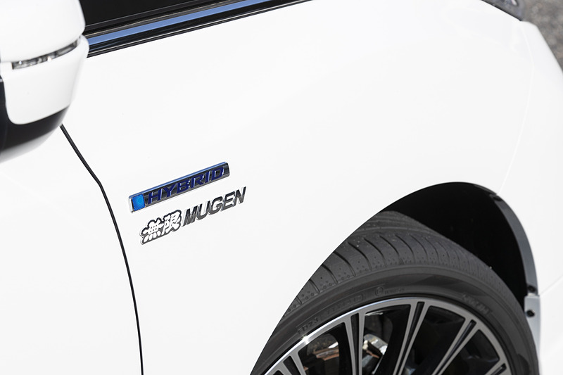 オデッセイでは白いボディカラーに合わせ、クロームメッキ/ホワイトの無限メタルロゴエンブレム（7344円）を装着