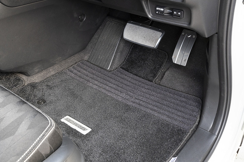 「スポーツペダル」（1万4580円）はアルミニウム製のベースを採用。ブレーキペダルは滑りにくいよう、表面をニッケルクロームの発泡金属で処理している