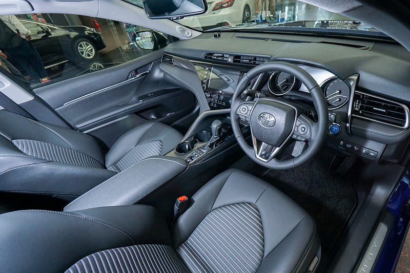 カムリ WSの車内。JBLプレミアムサウンドシステムのオプションが付いている