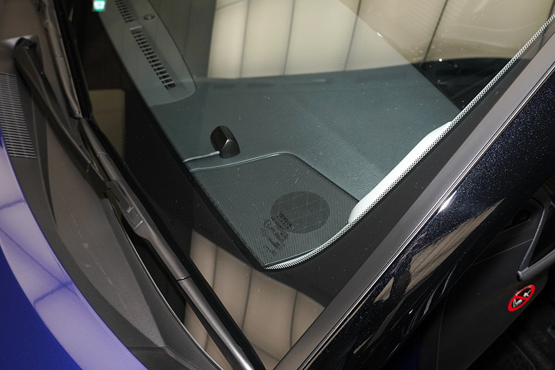 ダッシュボード上面のワイドディスパージョン（サウンドに広がりがある）な80mmミッドレンジスピーカー