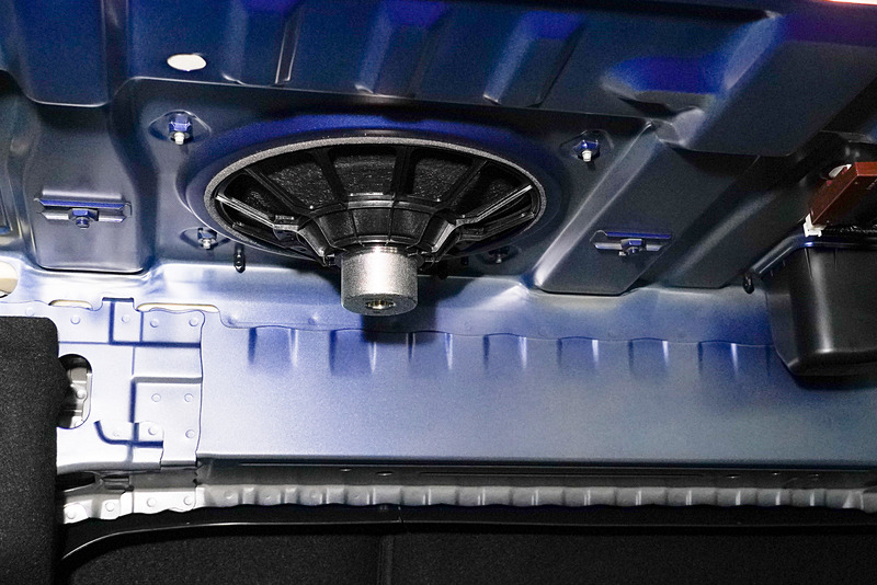 サブウーファーをトランクから見たところ。むき出しなのはトランクをエンクロージャーとして機能させるため