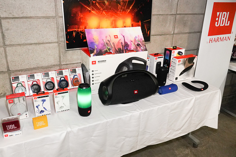 最近のJBLは、スマートフォン用のBluetoothスピーカーやイヤホンにも力を入れている