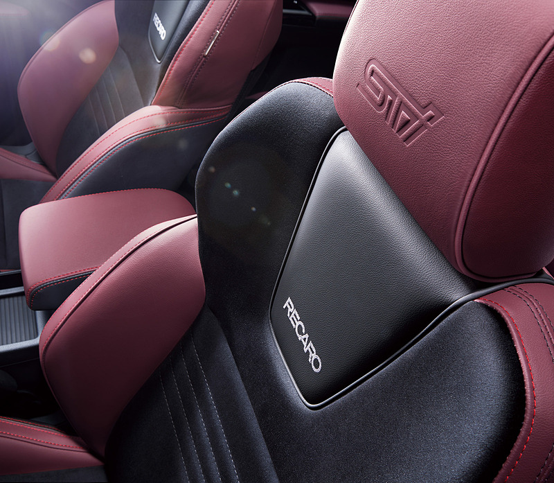 専用のエクステリアとインテリアを採用