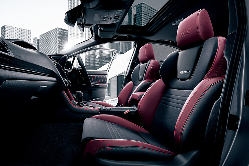 専用のエクステリアとインテリアを採用