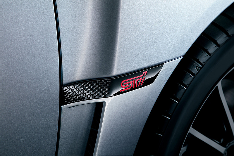 STIエンブレム付サイドガーニッシュ（ブラックカラード）