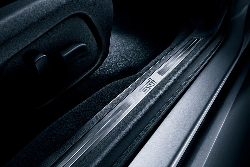 STIロゴ入りステンレス製サイドシルプレート（フロント）