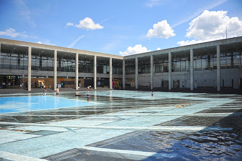 越後妻有里山現代美術館「キナーレ」。“来なされ（来てください）”というこの地域の方言が施設名になっています