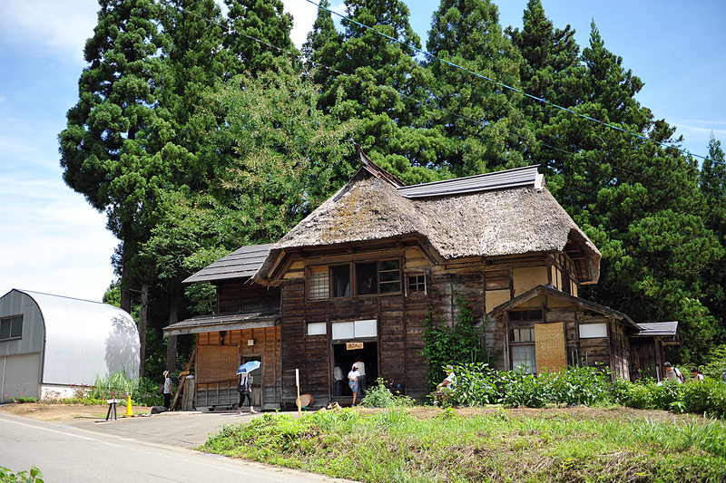 雰囲気のある茅葺屋根の【うぶすなの家】。これはもう日本昔ばなしの世界ですわ～