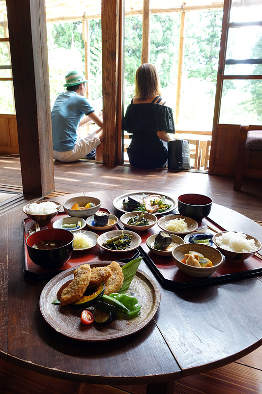 メインを野菜、魚、お肉の中から選べる「うぶすな定食（2000円）」。私たちは野菜とお肉をそれぞれ注文してみました