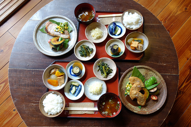 料理が盛られて出てくる小鉢やご飯茶碗など、器の陶芸家さんの名前リストがありました
