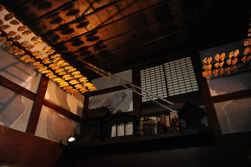 天井にはたくさんのわらぞうりと、なぜかハシゴ