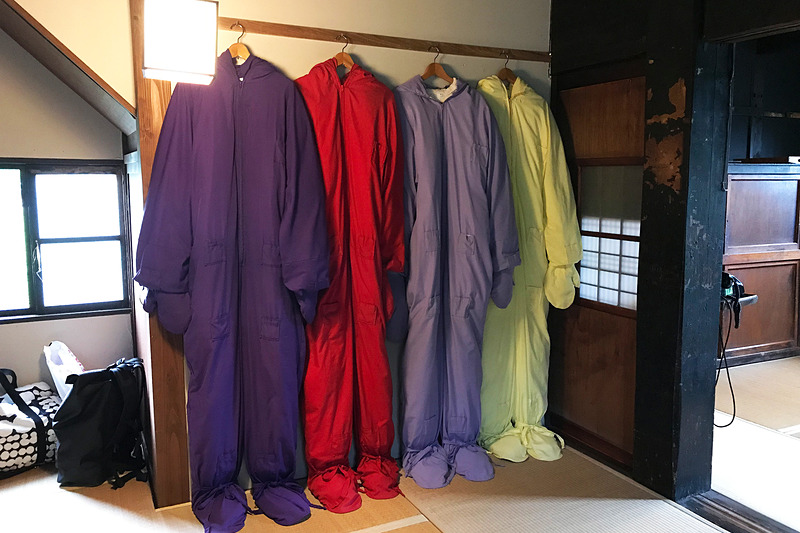 夢をみるためのスーツ。この下に白いモジモジくんスーツを着ます。皆で着ればこわくない！