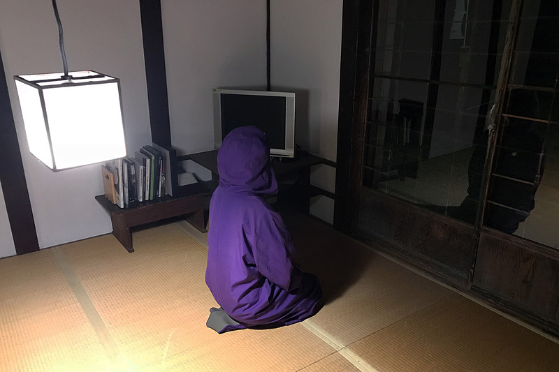 2階にある寝る部屋になるべく行きたくないと思っている私。忍者のコスプレではありません