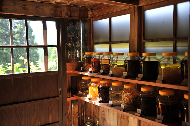 【夢の家】のすぐ近くには、木造の蔵で表現された【エリクシール/不老不死の薬】や、穀物や草花で「炭」「織物」「風景」「収穫」という4つのテーマを表現した【収穫の家】などの作品があります