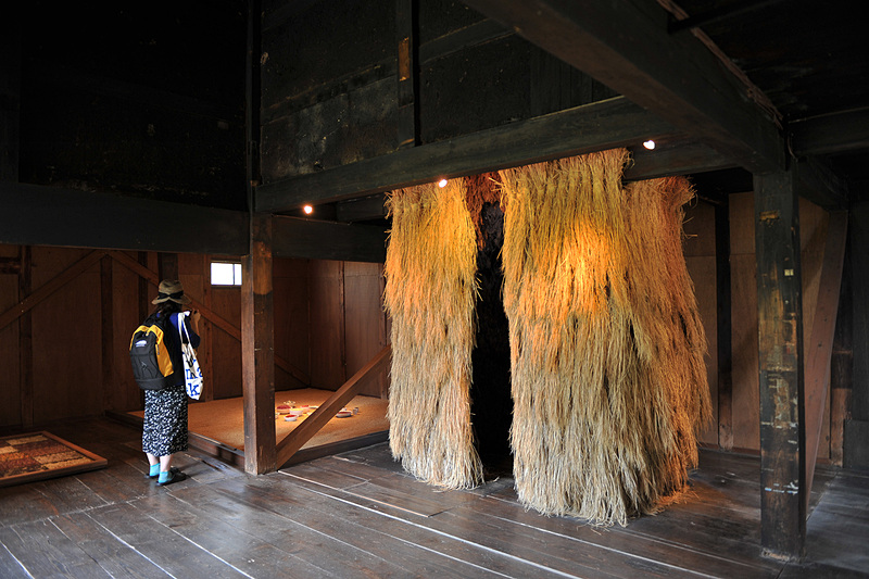 【夢の家】のすぐ近くには、木造の蔵で表現された【エリクシール/不老不死の薬】や、穀物や草花で「炭」「織物」「風景」「収穫」という4つのテーマを表現した【収穫の家】などの作品があります