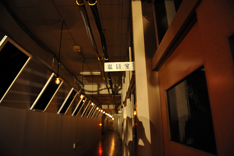 薄暗い廊下を進み、階段を上がります