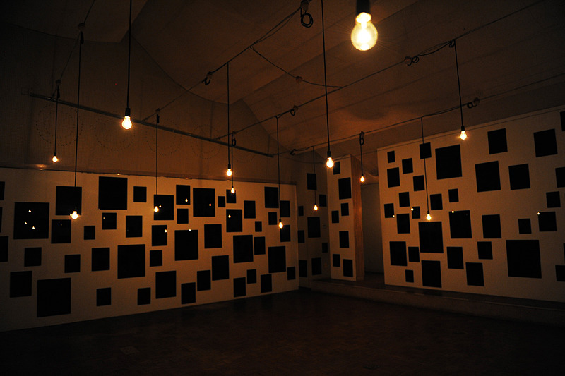 何も描かれていない真っ黒な額縁や、どう見ても棺にしか見えない展示に身震いするというエンターテイメント性たっぷりの作品でした