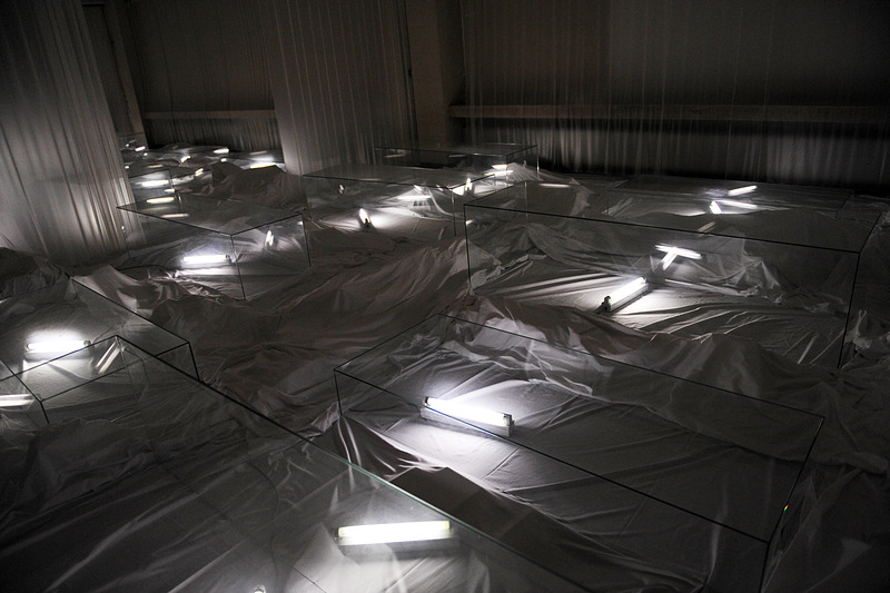 何も描かれていない真っ黒な額縁や、どう見ても棺にしか見えない展示に身震いするというエンターテイメント性たっぷりの作品でした