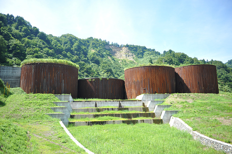 巨大な建造物「トヤ沢砂防えん堤」は、土石流をせき止める役割で造られたもの