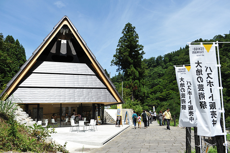 7月末にグランドオープンしたエントランス施設。1階にカフェやショップ、2階の足湯施設は【ペリスコープ】という作品