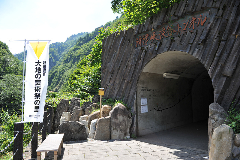 トンネルの入口。ここから【ライトケーブ】まで750m