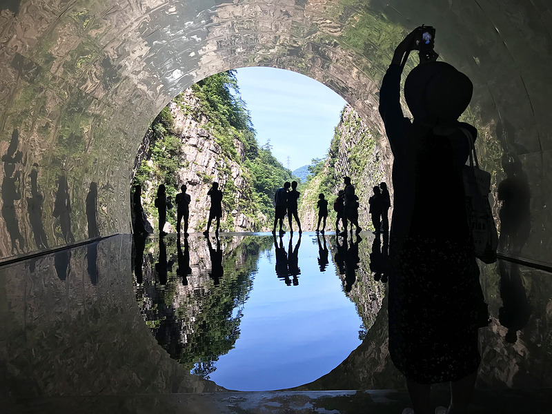 興奮気味にシャッターを切るさつき嬢