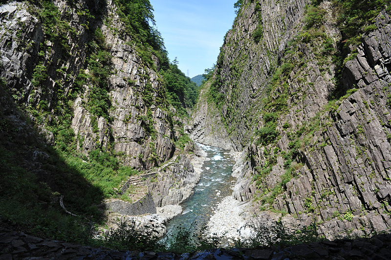 そのシルエットになっている人物が見ている景色がこちら。日本三大峡谷の1つ、清津峡の絶景です