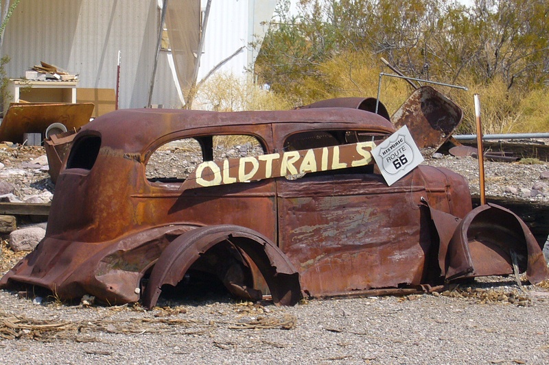 険しい峠道を慎重にドライブしながら越えていくとたどり着くオートマンには、朽ち果ててオブジェと化したホットロッドが。20世紀初頭にゴールドラッシュに湧いて栄えたというオートマンは、まるで西部劇さながらの街並みが楽しめますよ