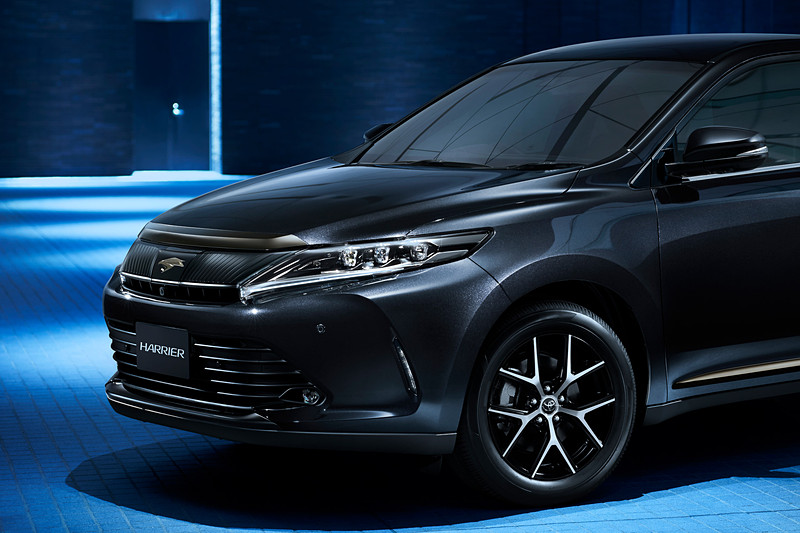 エクステリアは、切削光輝＋ブラック塗装の専用18インチアルミホイールを特別装備するほか、漆黒メッキのフードモールやサイドプロテクションモールの採用に加え、ヘッドライトエクステンションをスモーク調メッキ加飾（ターボ車はブラック加飾）とするなどして力強さを際立たせた