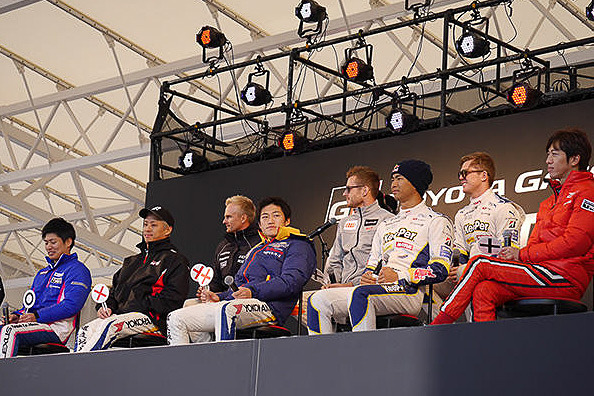 レーシングドライバーによるトークショーなども行なわれる