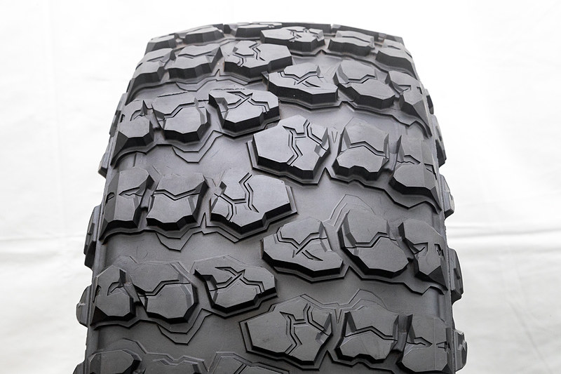 タイヤデザインには自然界の岩をイメージした「ロックコンセプト」とともに、同コンセプトから生まれた「ロックコンセプトトレッド」、大型のサイドブロックなどを採用。性能面ではG003を超えるオフロード性能を目指し、溝面積を大きくとった「ワイドラググルーブ・パターン」がトラクション性能を発揮するとともに、大型サイドブロックが深いマッド路面やロック路面での走行性能向上に貢献